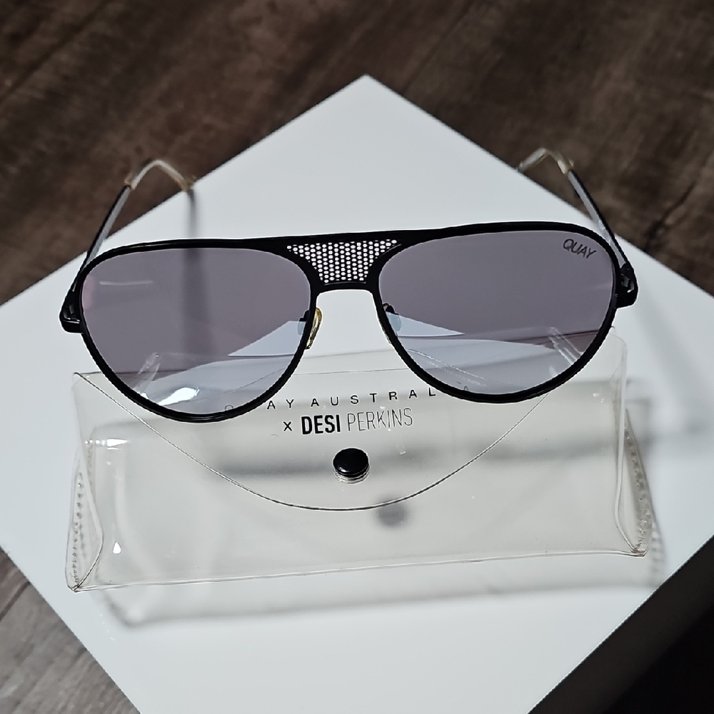 Quay - Sunglasses & Case